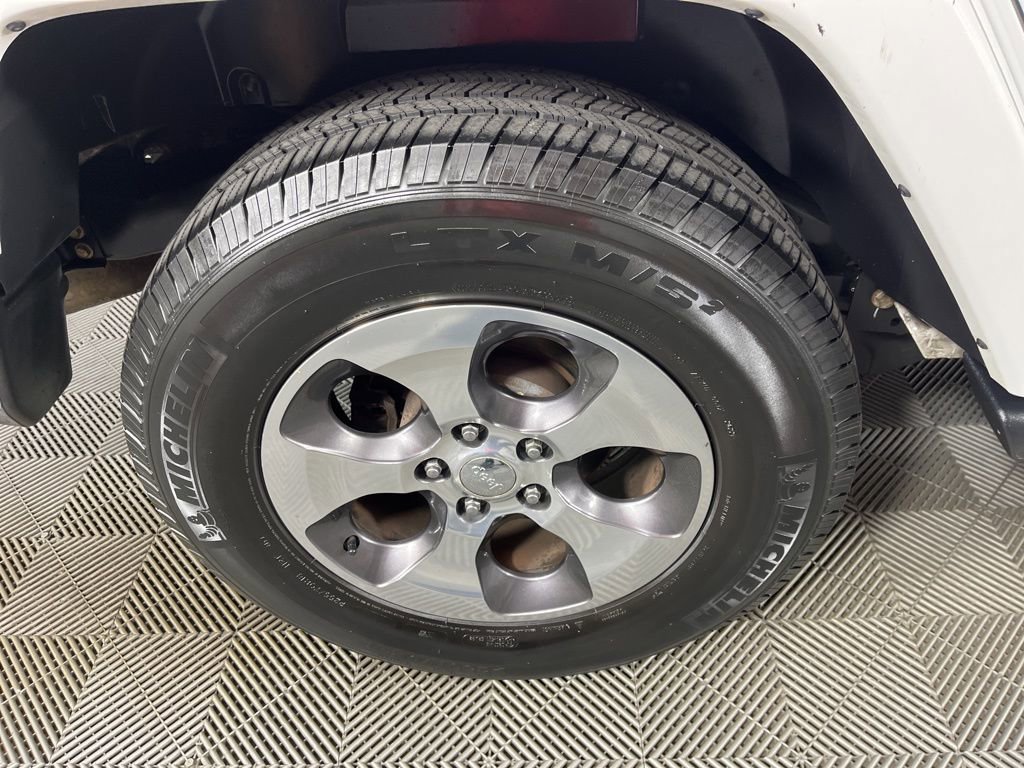 Used 2016 Jeep Wrangler Unlimited Sahara w/ Connectivity Group image 16