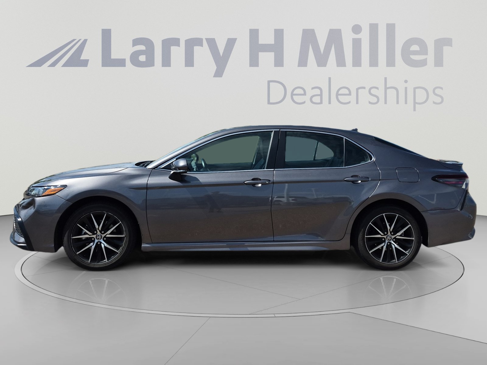 Used 2024 Toyota Camry SE FWD image 2
