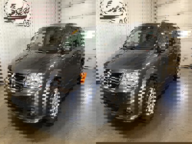 Used 2019 Dodge Grand Caravan SXT w/ Rear Park Assist Package image 3