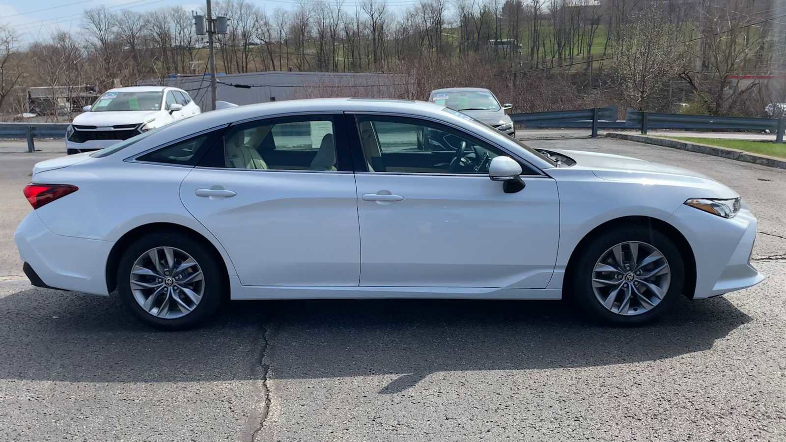 Used 2021 Toyota Avalon XLE w/ Moonroof Package image 9