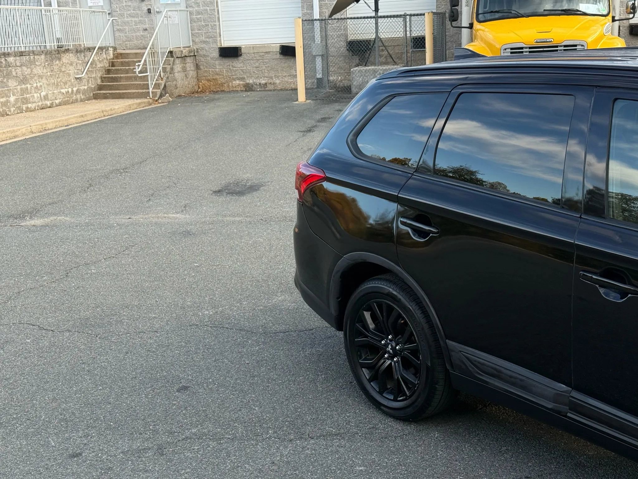 Used 2018 Mitsubishi Outlander ES image 3