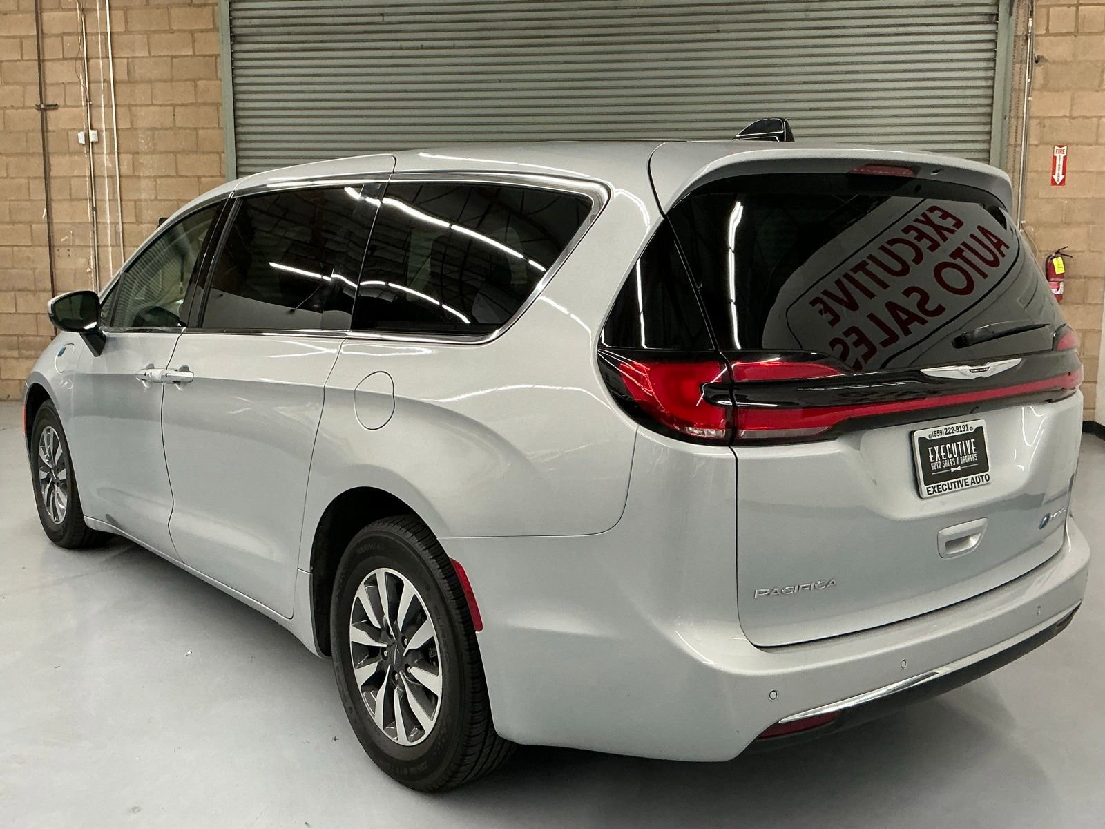 Used 2023 Chrysler Pacifica Touring-L image 7