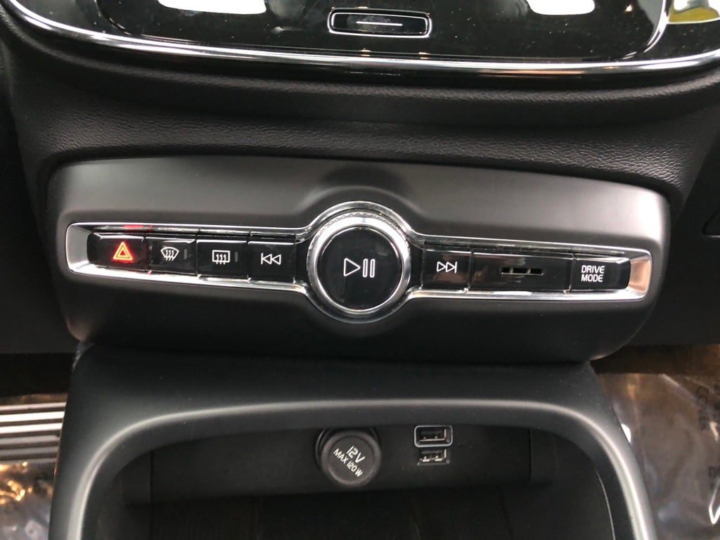 Used 2022 Volvo XC40 T5 R-Design w/ Advanced Package image 31