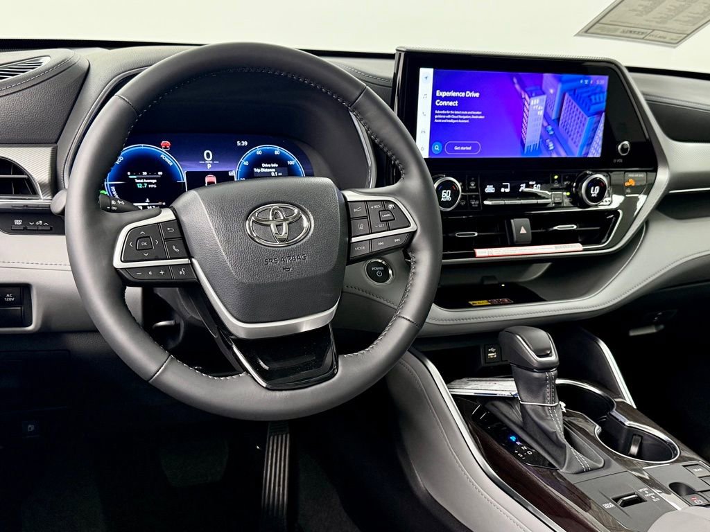 Used 2026 Toyota Highlander Platinum image 32
