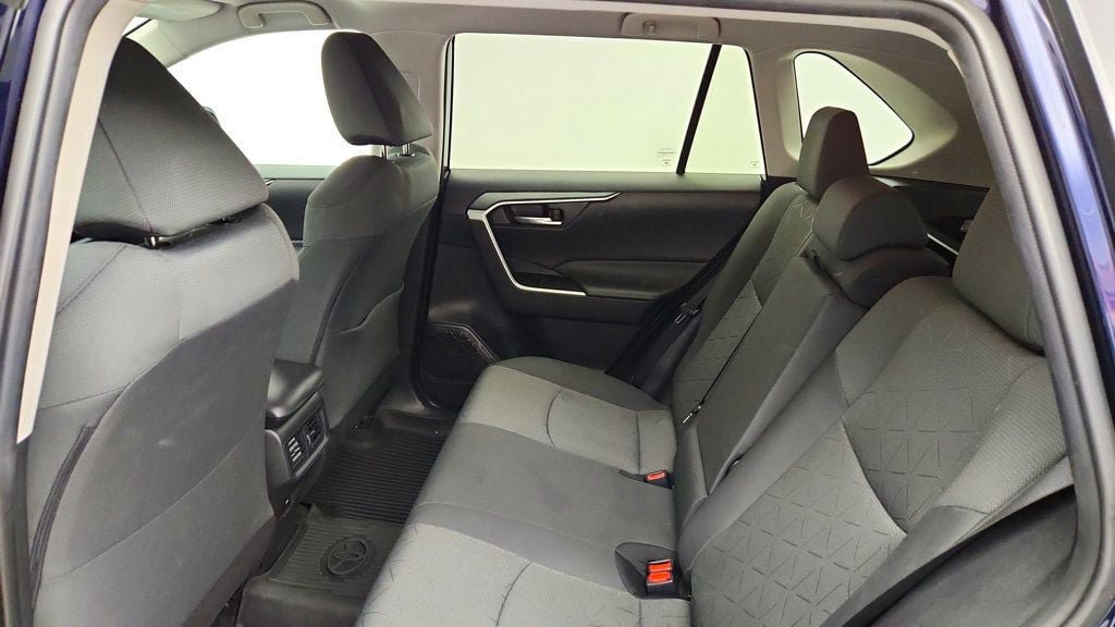 Used 2021 Toyota RAV4 XLE AWD/4WD image 19