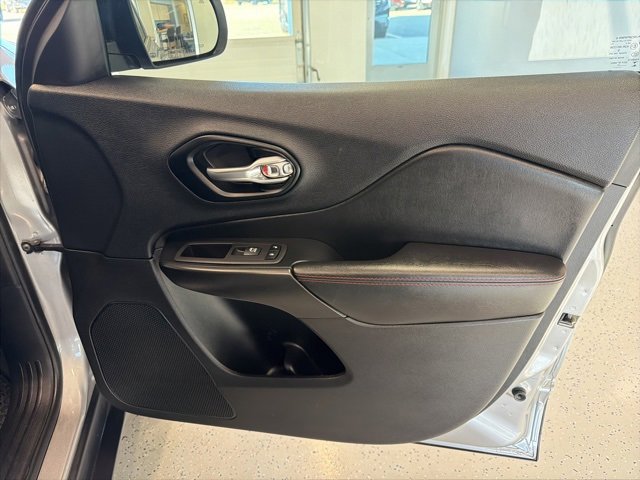 Used 2022 Jeep Cherokee Trailhawk w/ Comfort/Convenience Group image 39