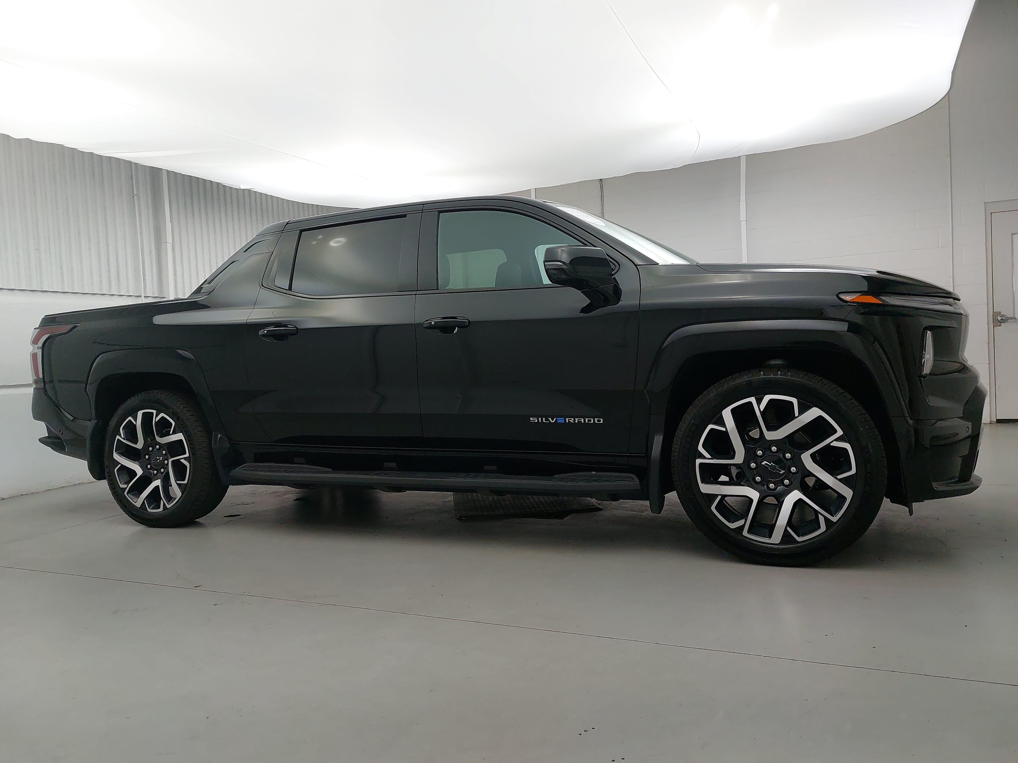 Used 2024 Chevrolet Silverado EV RST AWD/4WD image 8