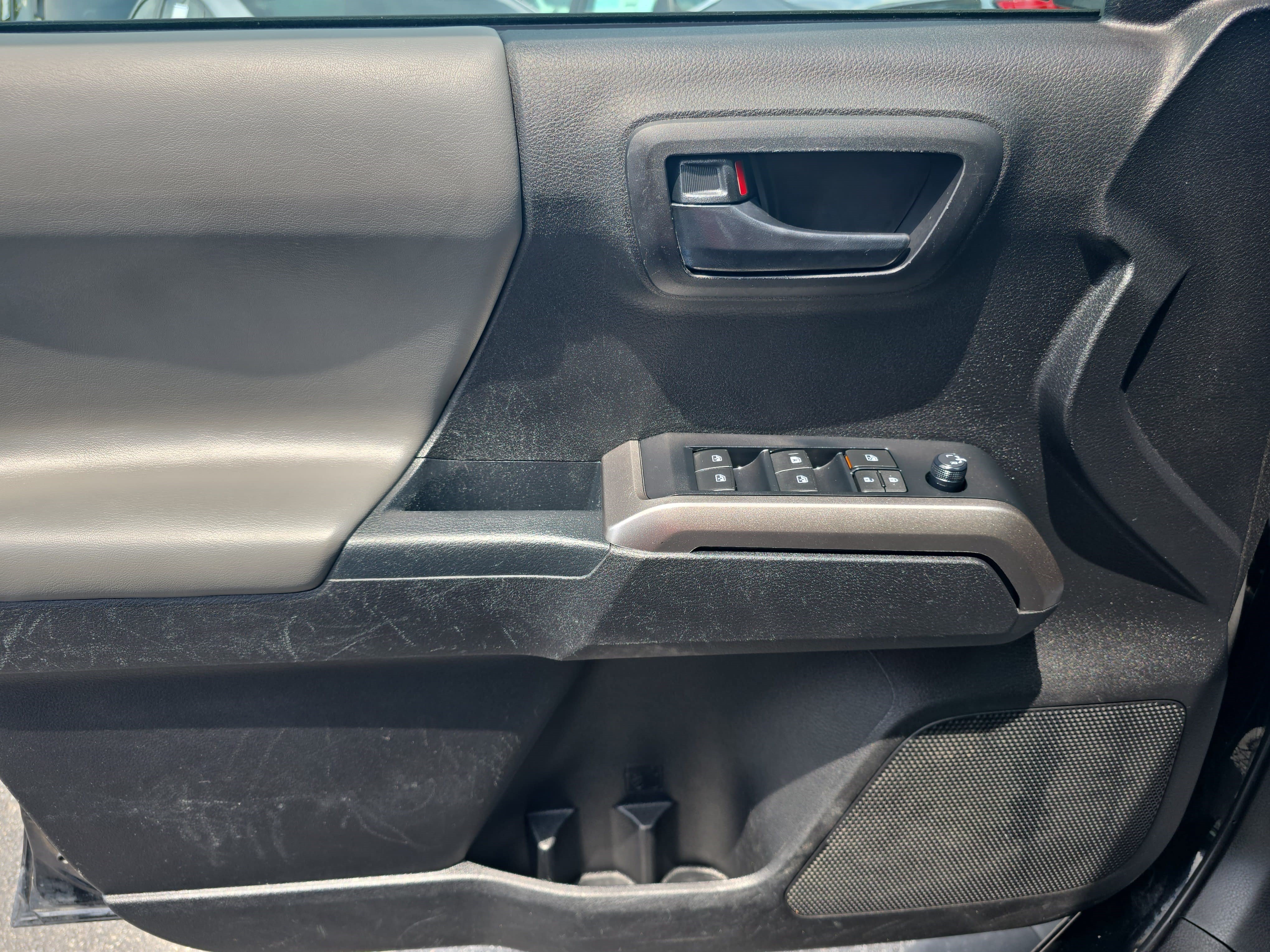 Used 2022 Toyota Tacoma SR5 RWD image 24