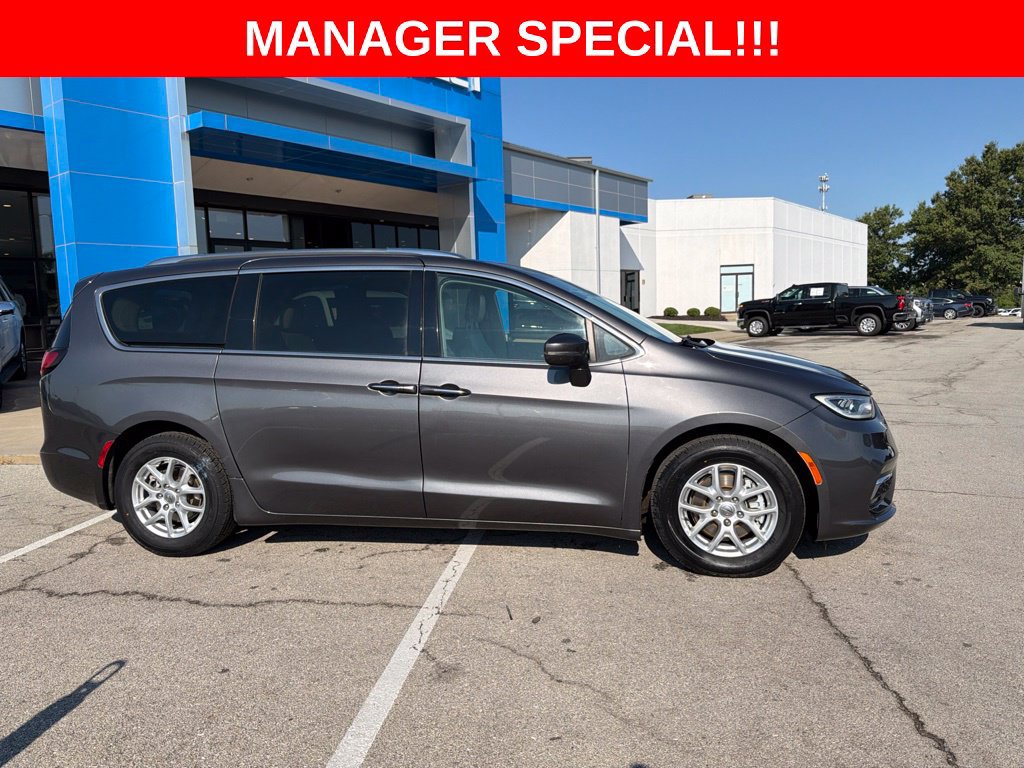 Used 2021 Chrysler Pacifica Touring-L FWD image 2