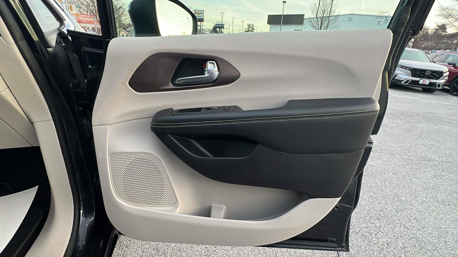 Used 2022 Chrysler Voyager LX image 12