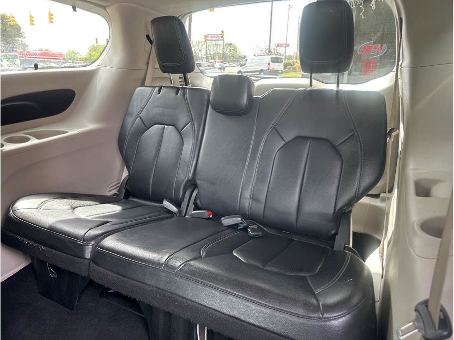 Used 2022 Chrysler Pacifica Touring-L image 9