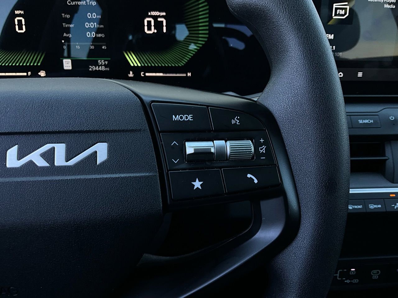 Used 2025 Kia K4 LXS image 35