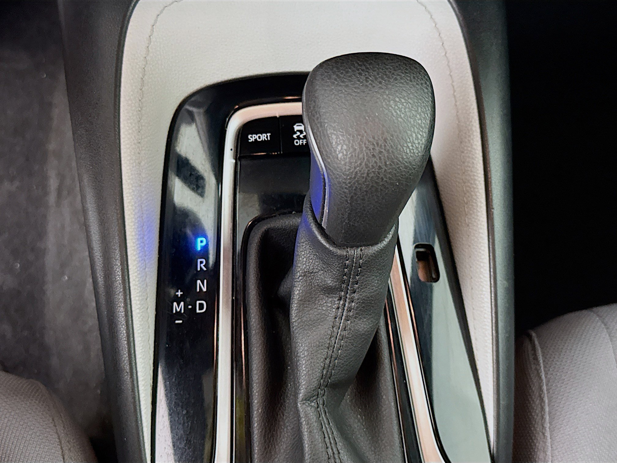 Used 2020 Toyota Corolla SE w/ SE Premium Package FWD image 18