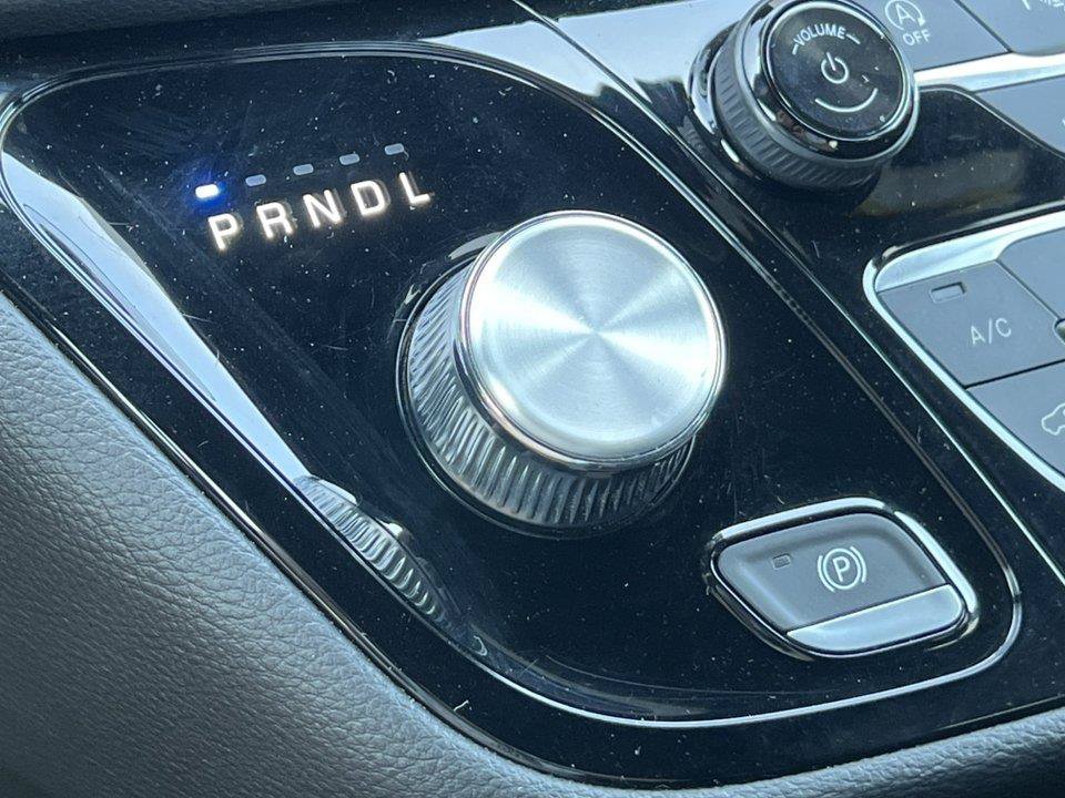 Used 2023 Chrysler Pacifica Touring FWD image 27