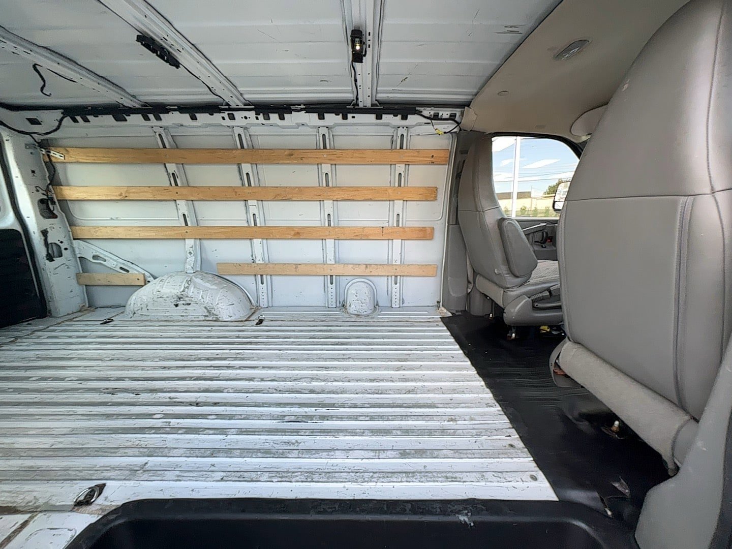 Used 2017 GMC Savana 2500 RWD image 17