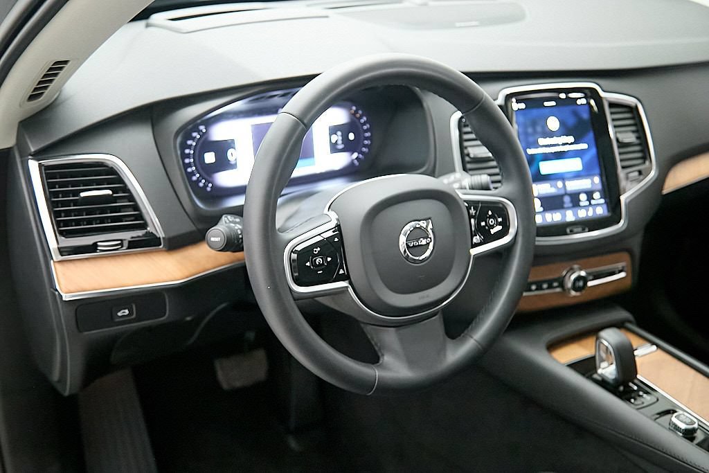 Certified 2023 Volvo XC90 B5 Plus w/ Protection Package Premier AWD/4WD image 13