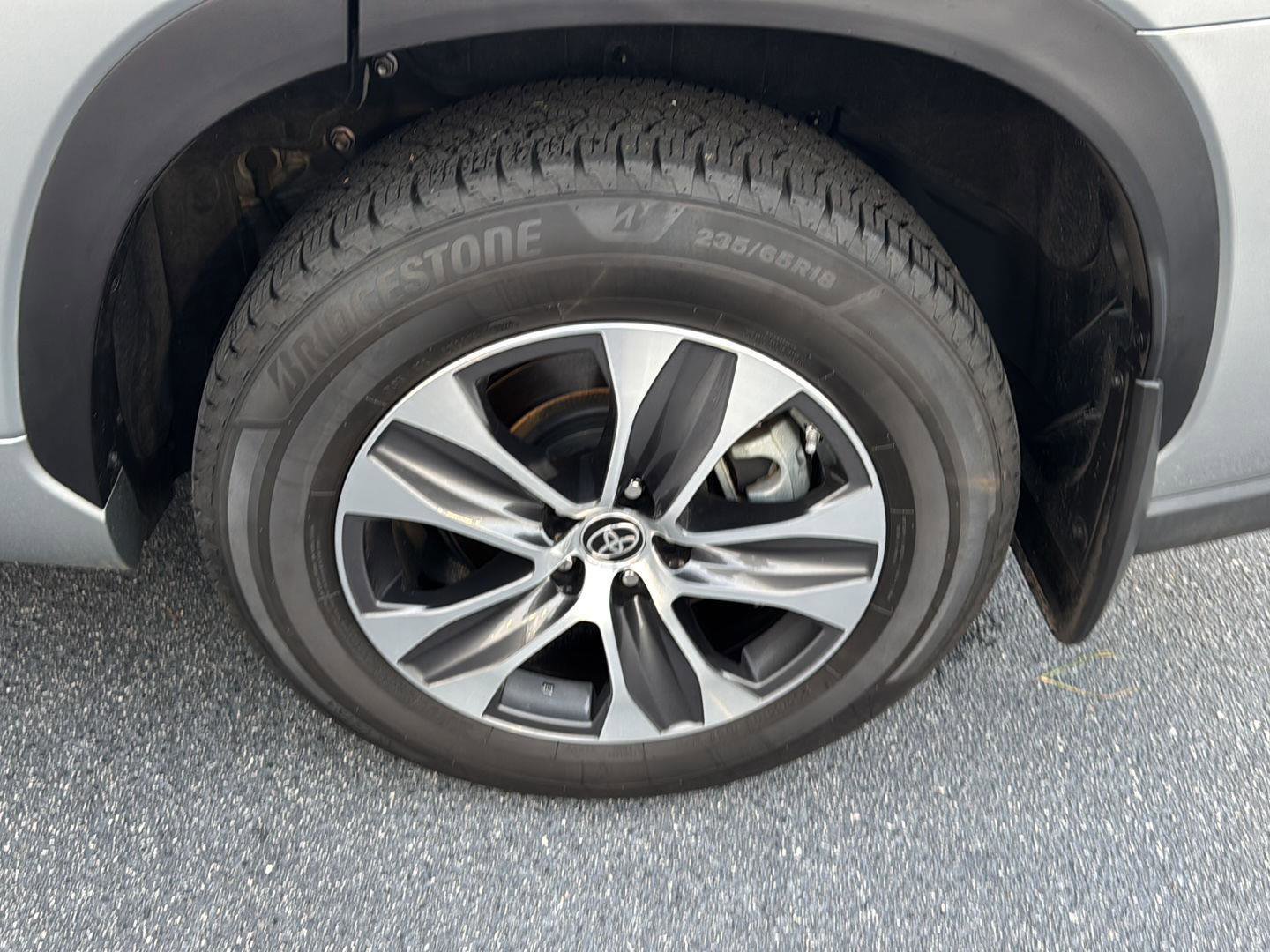 Certified 2023 Toyota Highlander XLE image 33