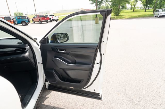 Used 2021 Toyota Highlander XSE FWD image 16
