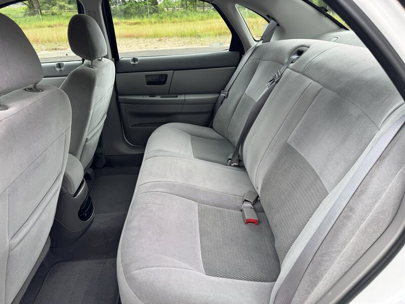 Used 2005 Ford Taurus SE FWD image 14
