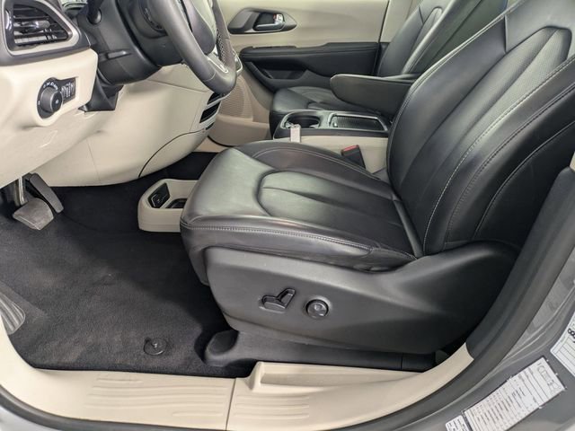Used 2023 Chrysler Pacifica Touring-L image 10