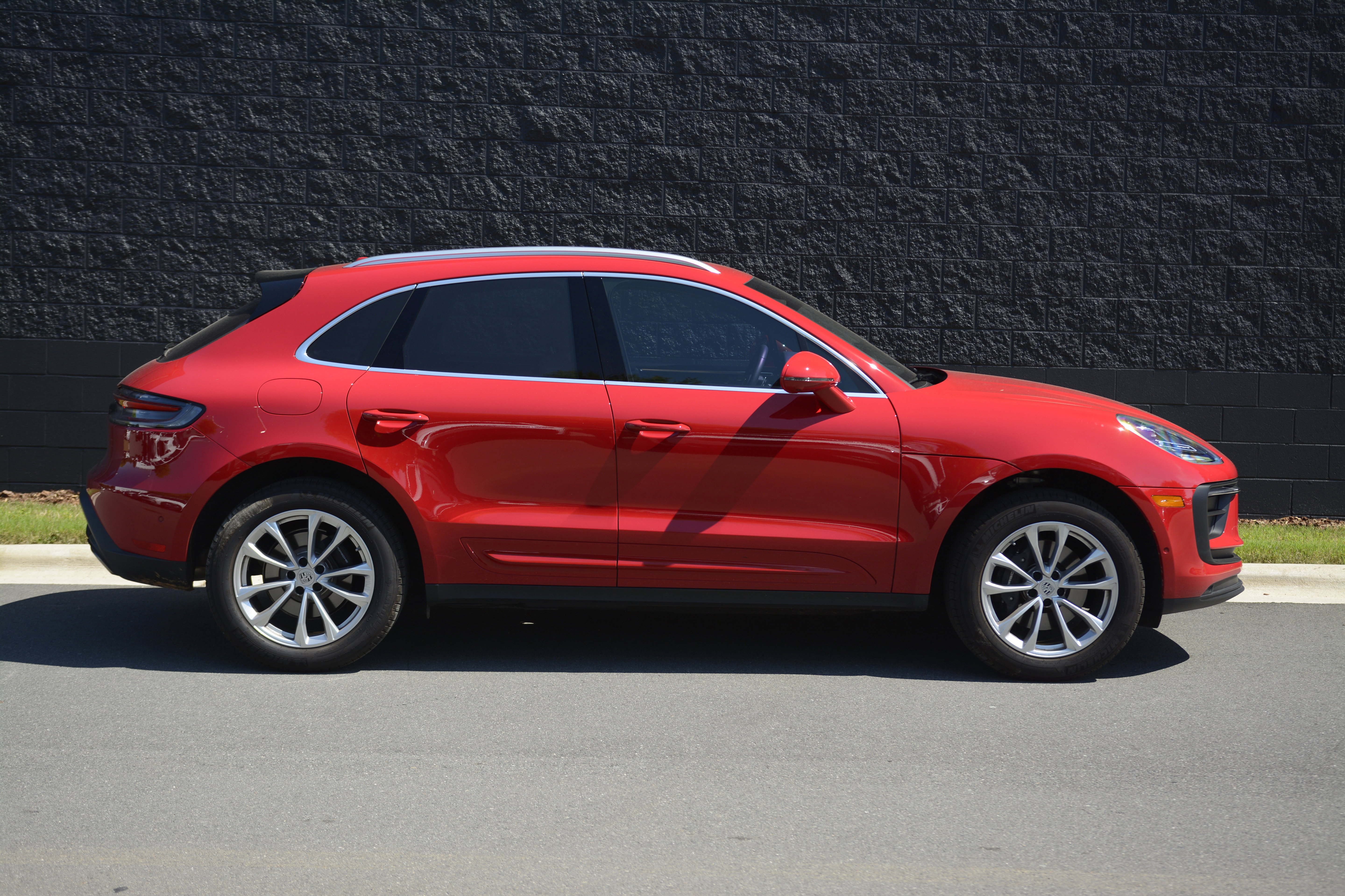 Used 2026 Porsche Macan AWD/4WD image 8