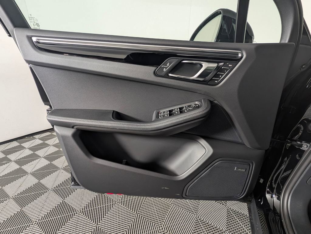 New 2026 Porsche Macan image 25