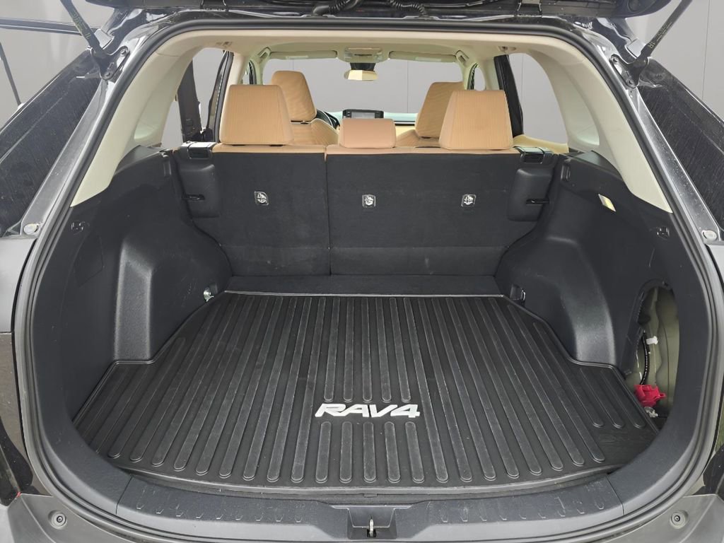 Used 2022 Toyota RAV4 LE AWD/4WD image 29