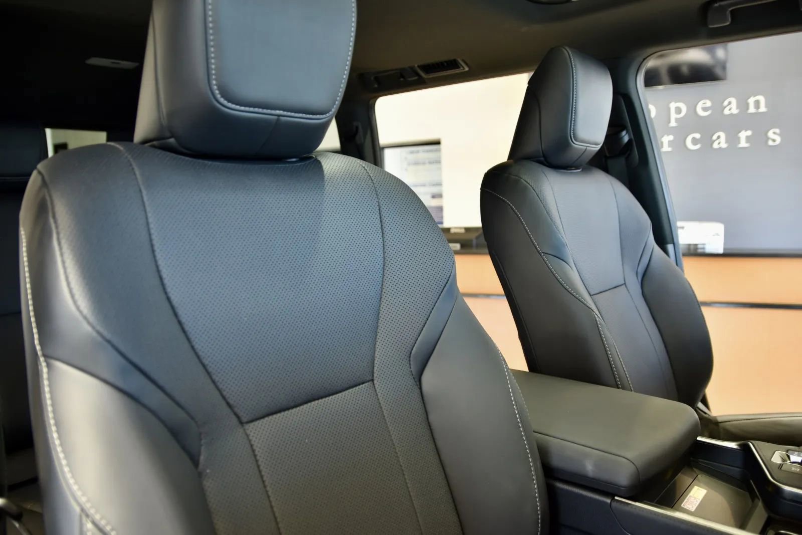 Used 2024 Lexus GX 550 w/ Accessory Package (Z1) image 31