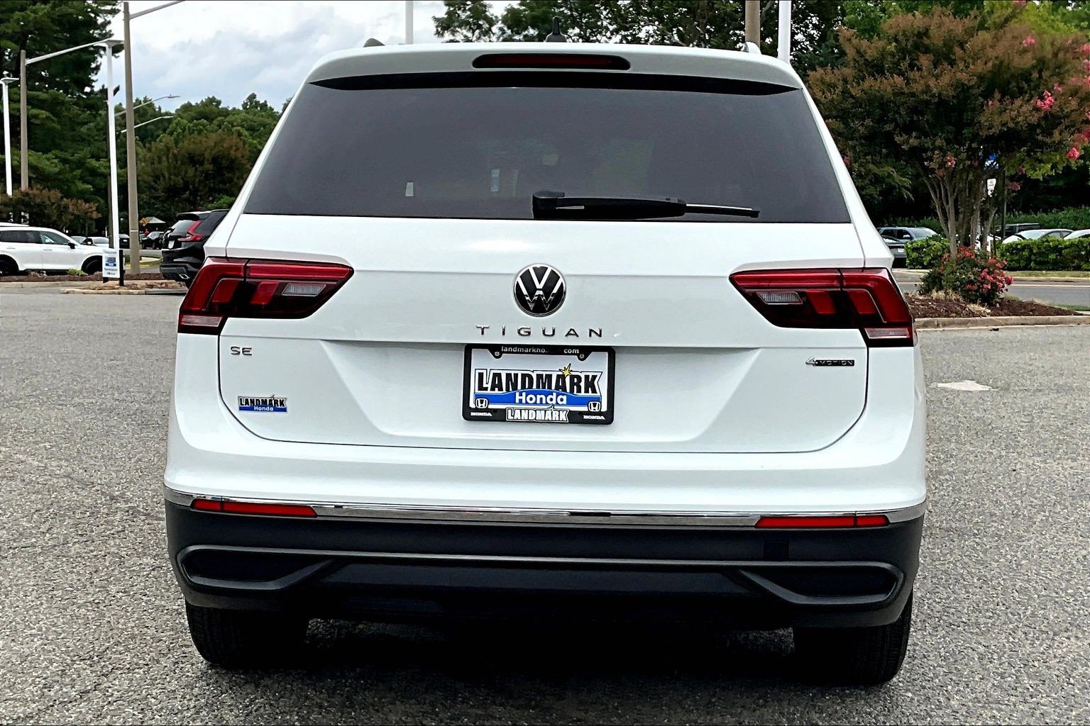 Used 2024 Volkswagen Tiguan SE w/ Panoramic Sunroof Package AWD/4WD image 4