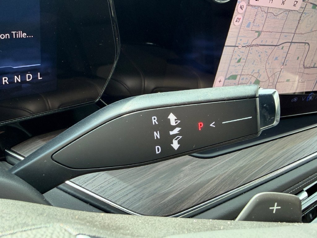 Used 2025 Chevrolet Suburban LS RWD image 31