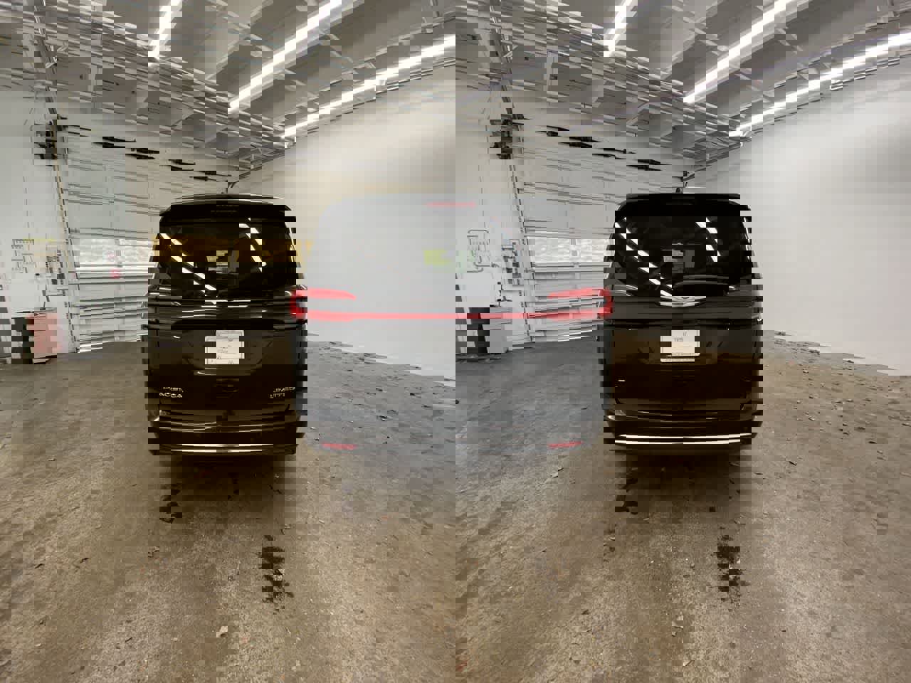 Used 2023 Chrysler Pacifica Limited image 5