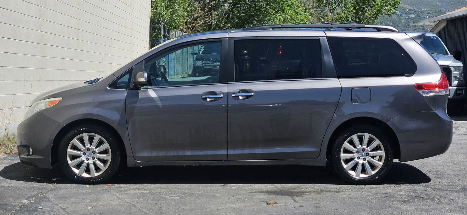 Used 2014 Toyota Sienna Limited w/ Limited Premium Package AWD/4WD image 2
