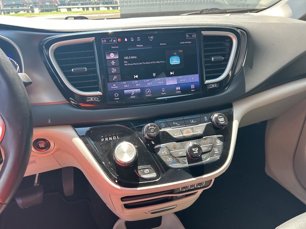 Used 2022 Chrysler Pacifica Touring-L image 10