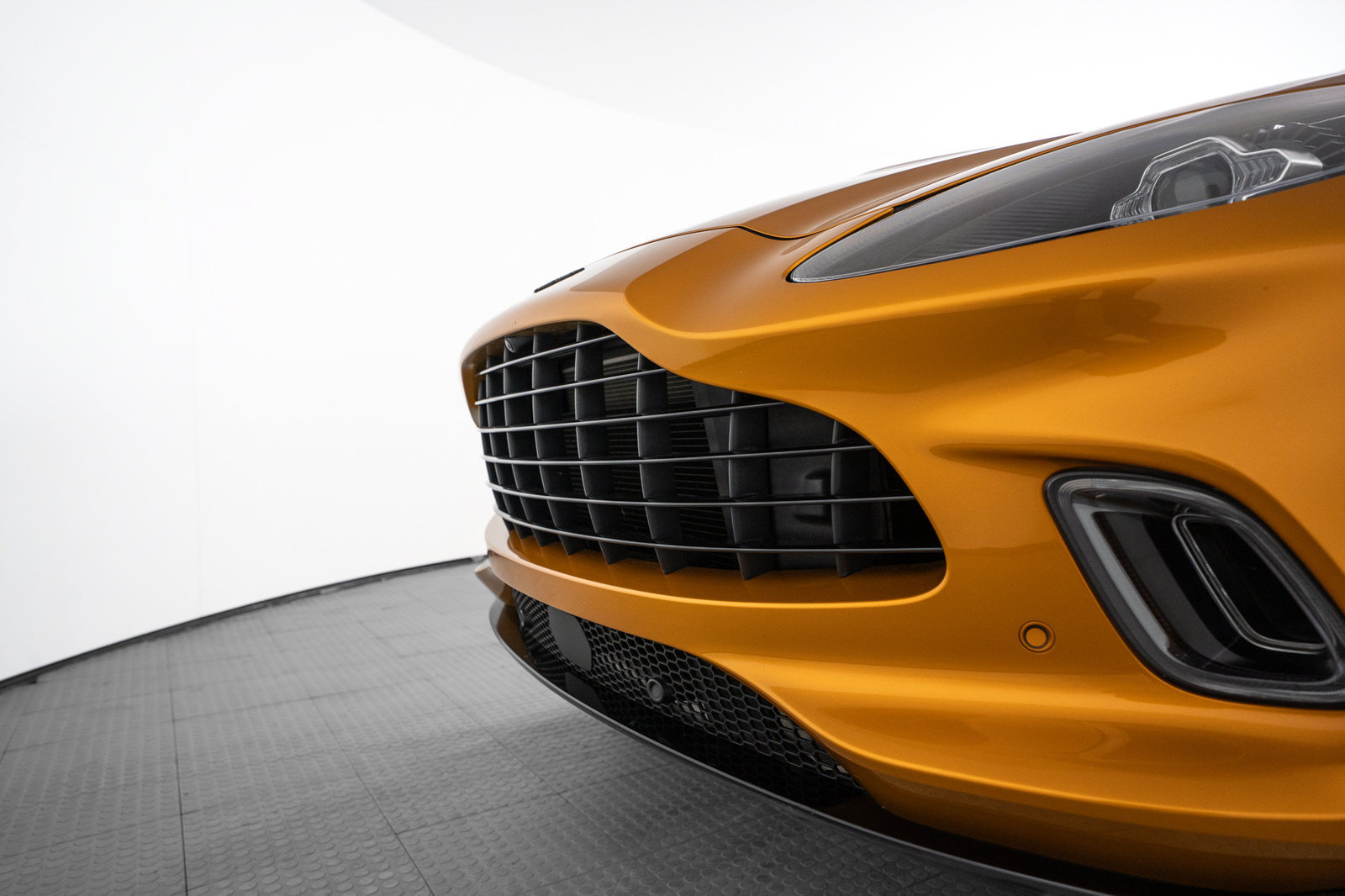 Used 2021 Aston Martin DBX AWD/4WD image 16