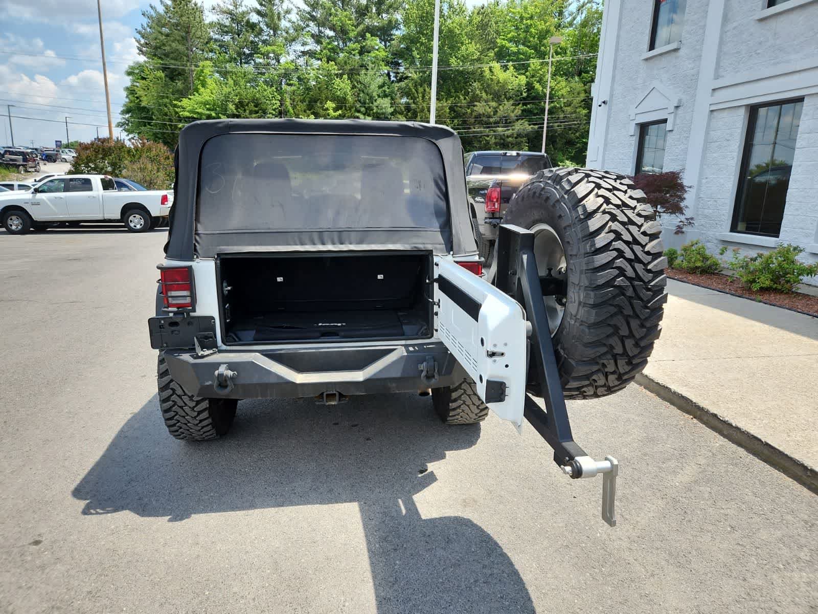 Used 2016 Jeep Wrangler Rubicon w/ Power Convenience Group AWD/4WD image 25
