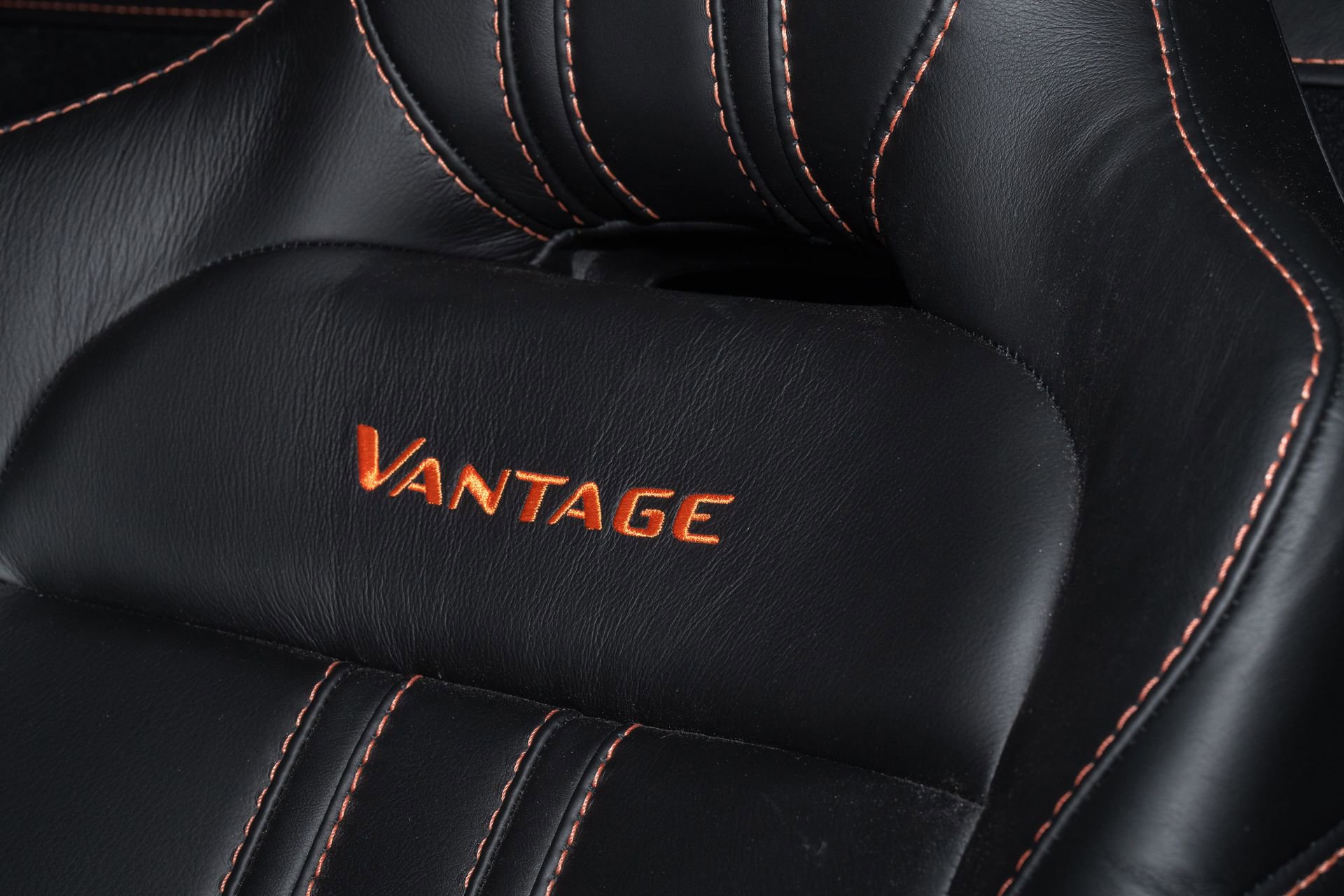 Used 2021 Aston Martin V8 Vantage Coupe RWD image 32