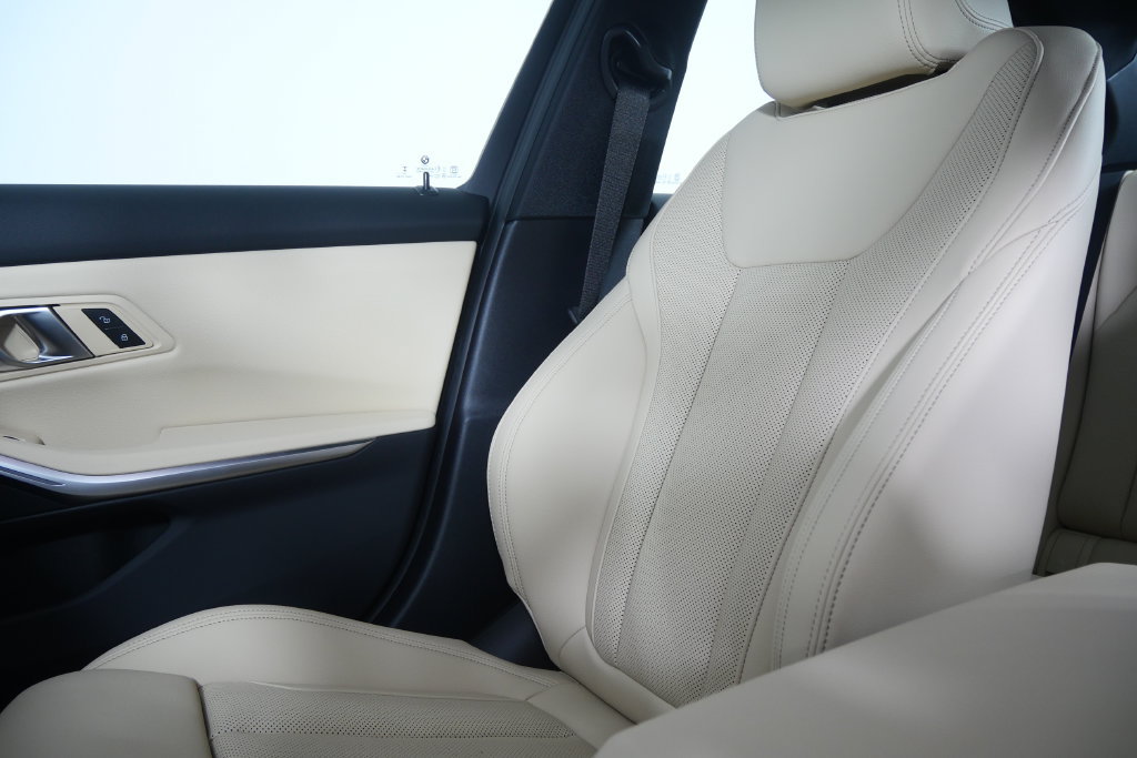 New 2026 BMW 330i Sedan w/ Premium Package RWD image 22