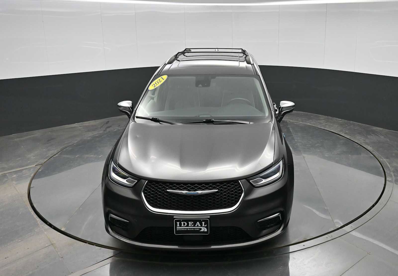 Used 2021 Chrysler Pacifica Limited w/ Uconnect Theater Family Group image 23