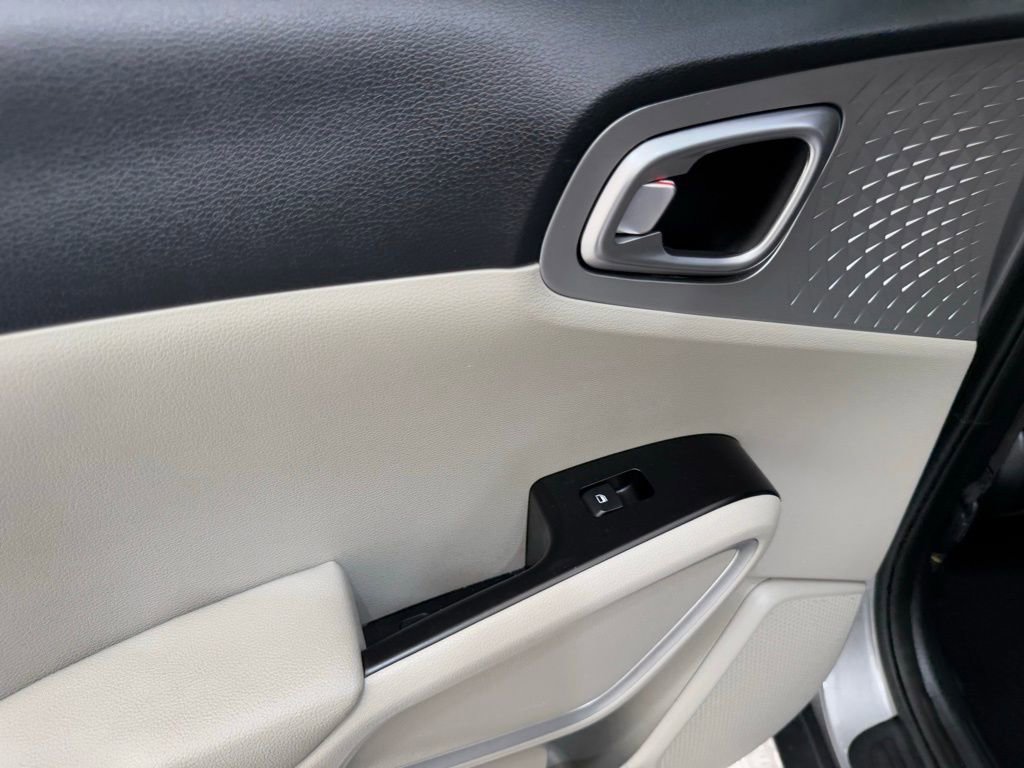 Used 2023 Kia Soul LX image 15