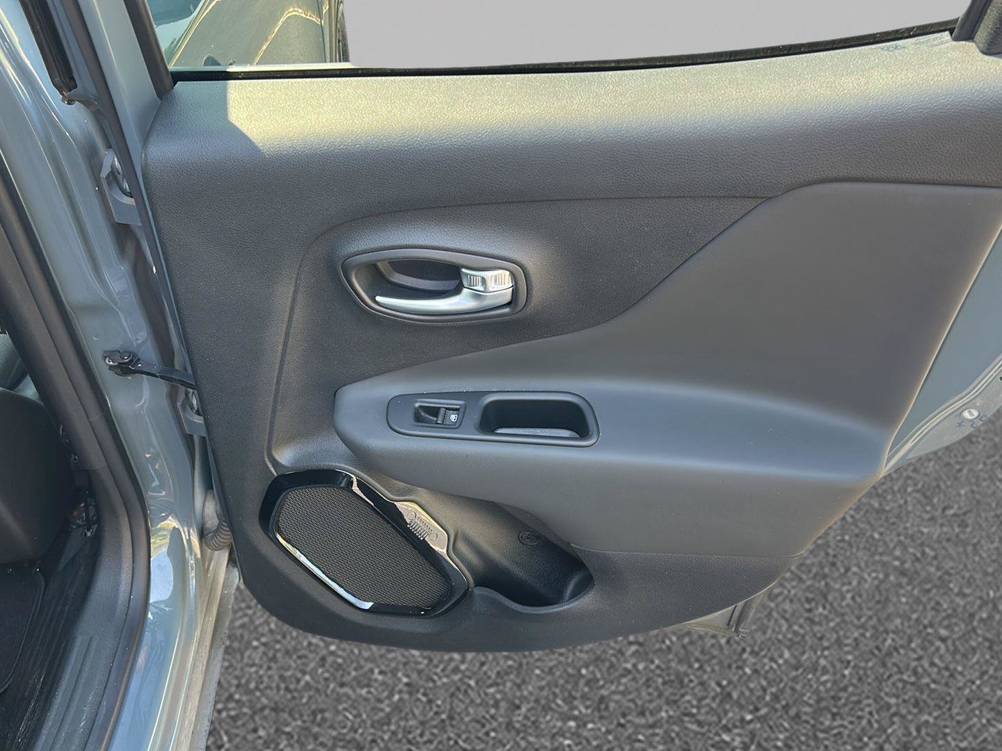 Used 2018 Jeep Renegade Altitude FWD image 14