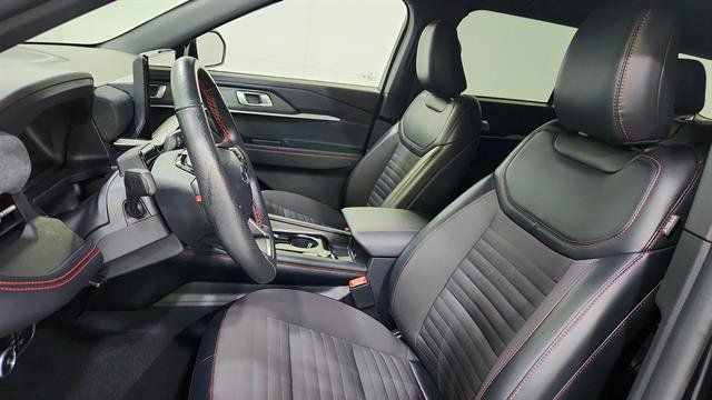 Used 2025 Ford Explorer ST-Line w/ ST-Line Street Pack image 12