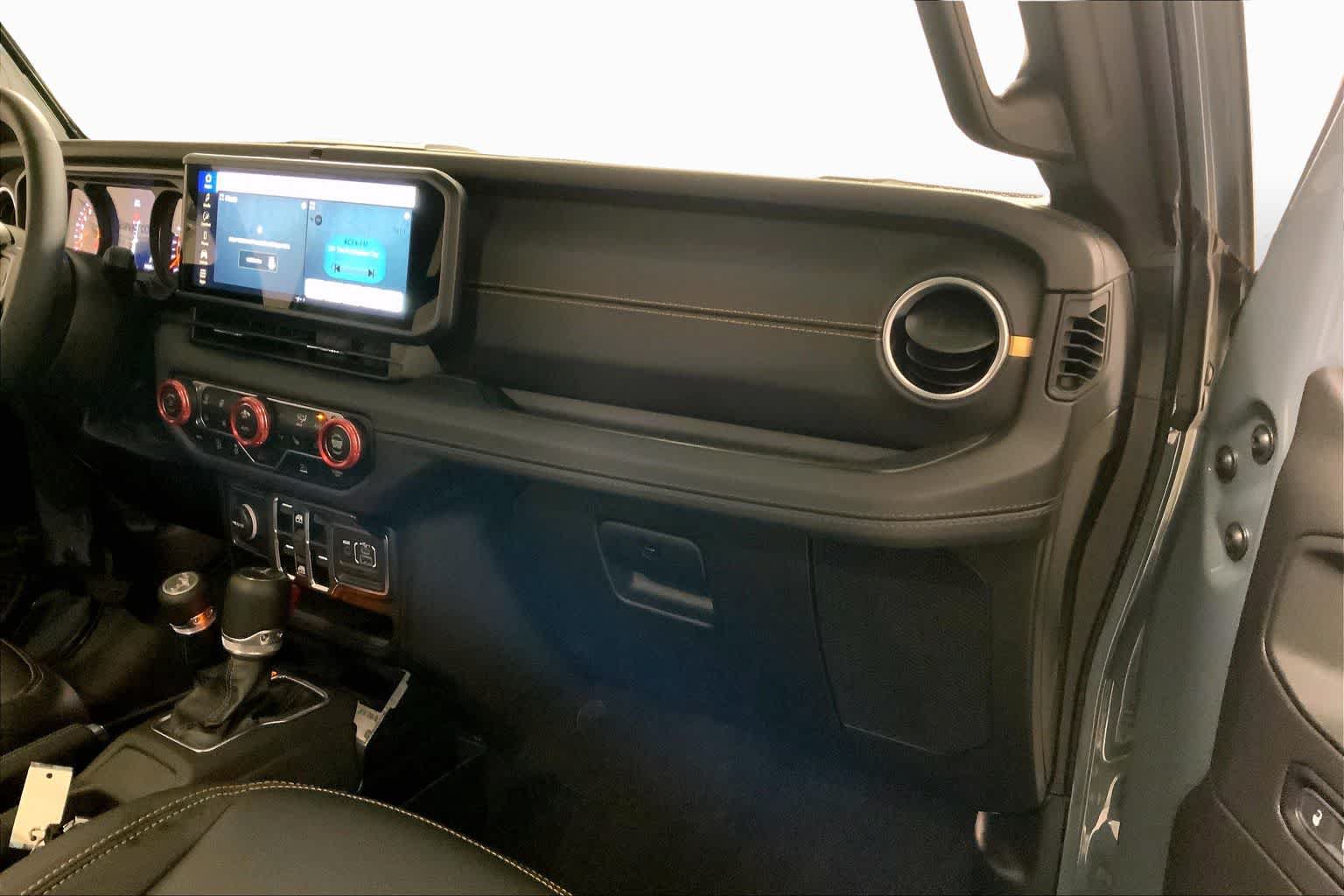 Used 2025 Jeep Gladiator Sport w/ Premium Package AWD/4WD image 18