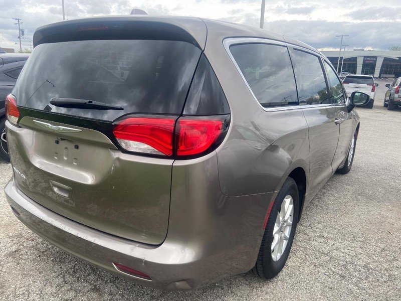 Used 2017 Chrysler Pacifica Touring FWD image 6