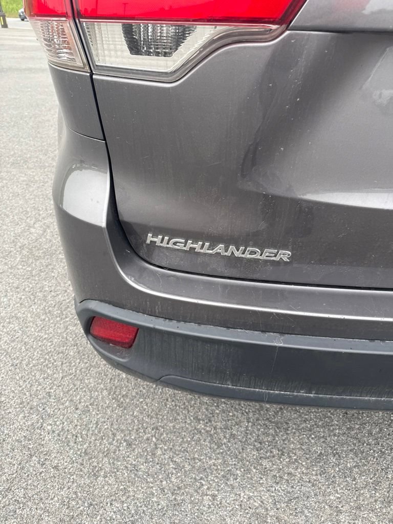Used 2019 Toyota Highlander LE AWD/4WD image 9