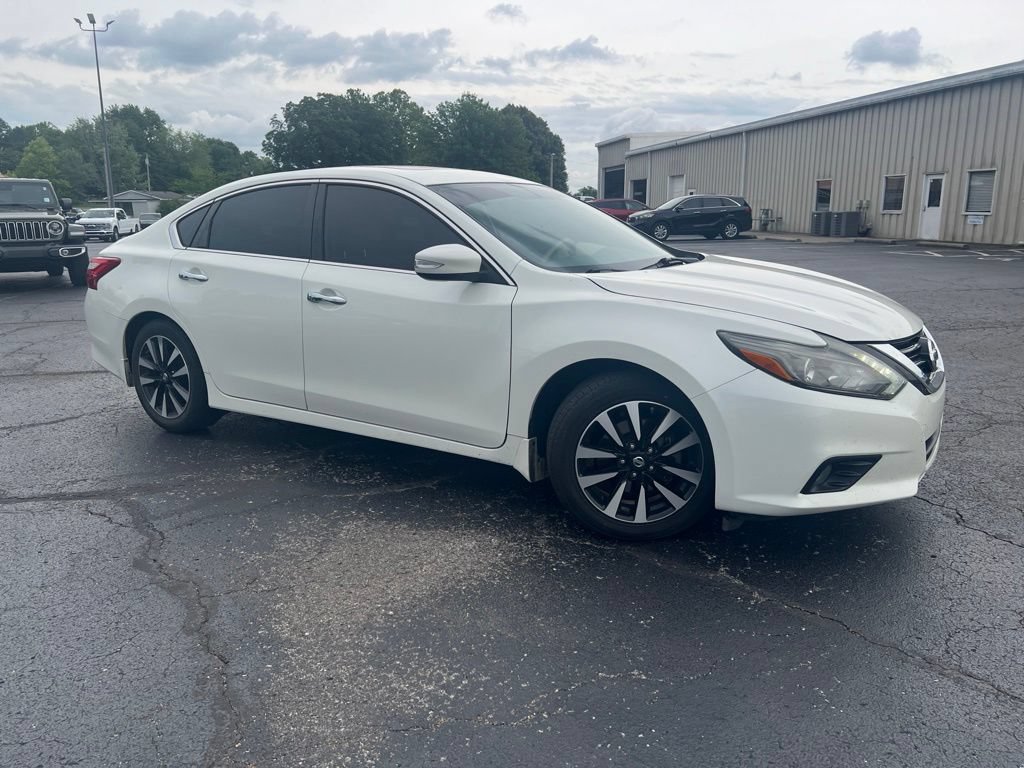 Used 2017 Nissan Altima 2.5 SL w/ Technology Package FWD image 2