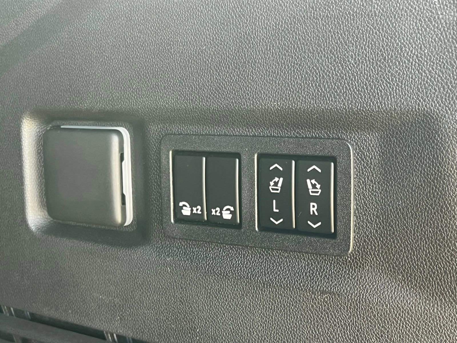 Used 2022 Chevrolet Tahoe LT w/ Luxury Package image 18