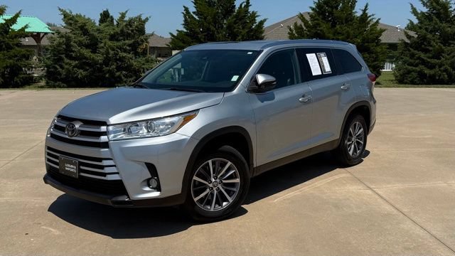 Used 2019 Toyota Highlander XLE FWD image 2