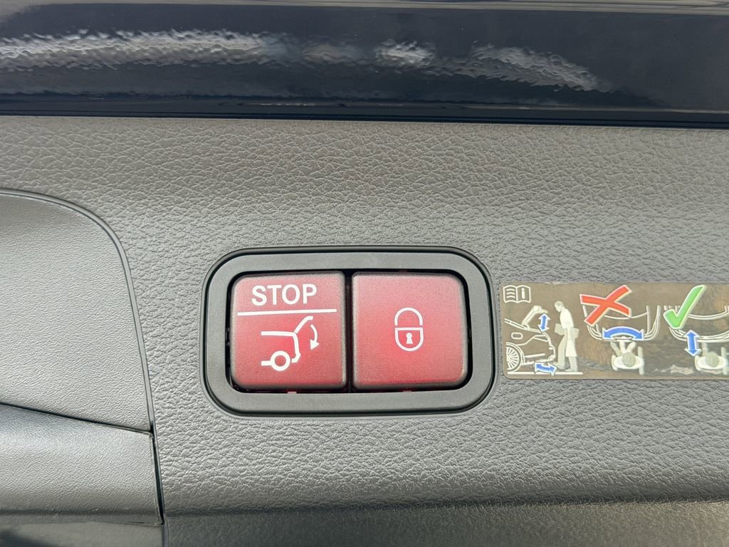 Used 2025 Mercedes-Benz GLS 450 4MATIC image 14