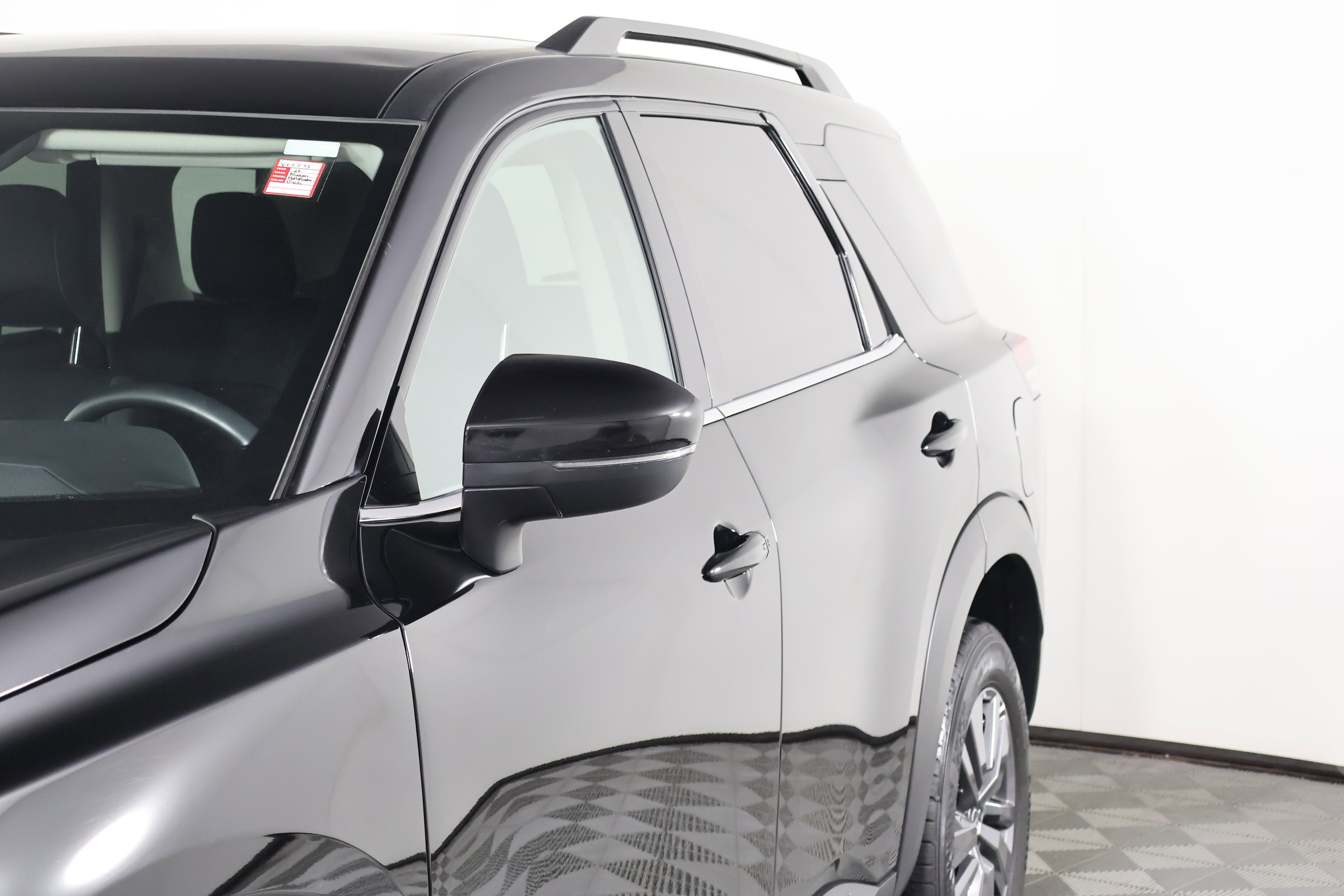 Used 2025 Nissan Pathfinder SV image 13