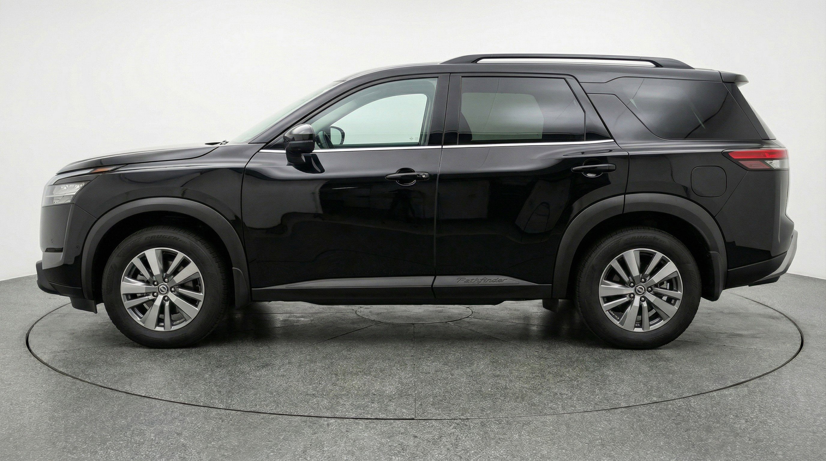 Used 2025 Nissan Pathfinder SV image 5